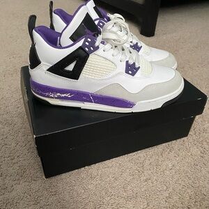 Air Jordan 4 Retro GS (Good Condition)
Color: White/Ultraviolet/Gray
Size 5.5Y
